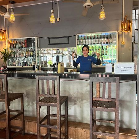 Siem Reap Pub Hostel Екстериор снимка